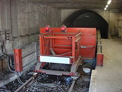 Een van de stootblokken voor het tunnelportaal.