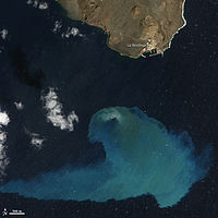 Vliv erupce 120 m hluboké sopky El Hierro (Kanárské ostrovy) na okolní vody, pořízený NASA