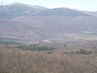 El monasterio se integra en el paisaje montañoso que le ofrece el Valle del Lozoya.