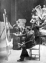 Pintando retrato de la esposa del escultor Aniceto Marinas (al fondo)
