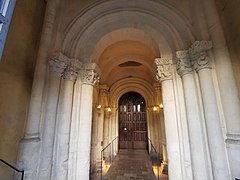 Entrée du couloir-porche, avec ses deux séries de trois chapiteaux supportant la retombée de l'arc en plein cintre.