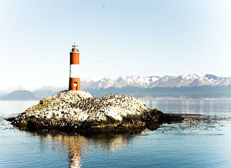 File:Faro en el islote Les Eclaireurs.jpg