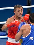 Olympiasieger Fazliddin Gʻoibnazarov (rot) im Zweitrundenkampf gegen den Inder Manoj Kumar