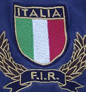 Photographie d'un écusson représentant le drapeau italien entouré de feuilles de lauriers