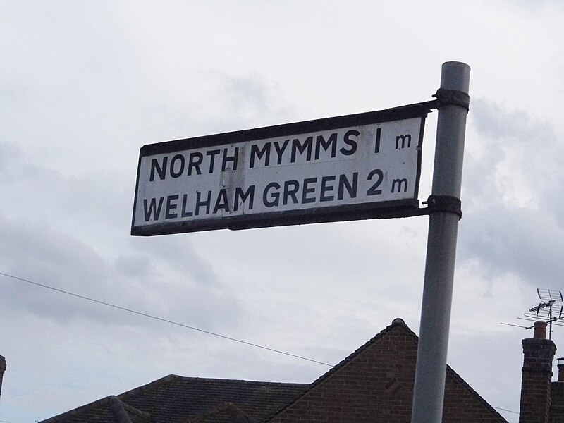 File:Fingerpost on Fellowes Lane, Roestock - geograph.org.uk - 4581793.jpg