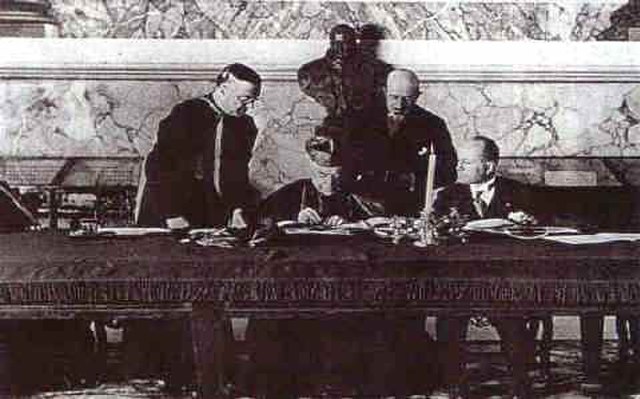 Mussolini (far right) signing the Lateran Treaty (Vatican City, 11 February 1929)