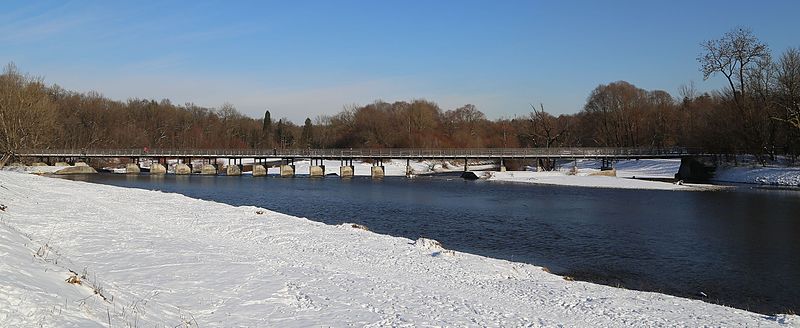 File:Flauchersteg Winter Muenchen-15.jpg