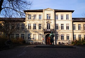 Friedrichsbau Heidelberg Altstadt Bunsen Statue.JPG