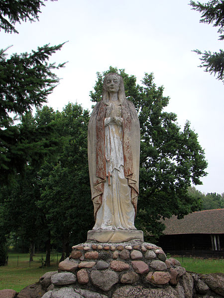 File:Górno - kościół pw. Ofiarowania NMP - figurka Chrystusa Frasobliwego (02) - DSC04503 v1.jpg