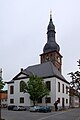 Göllheim, Klostergasse 2: Protestantische Pfarrkirche; spätgotischer Chorturm, 14. Jahrhundert, Obergeschoss und Haube um 1765/70, spätbarocker Saalbau, 1765, Architekt wohl Johann Friedrich von Sckell; Sauer-Orgel von 1880 mit bauzeitlichem Rokoko-Prospekt von Johann Georg Geib, Saarbrücken