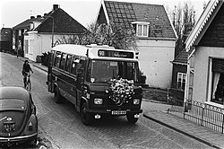 Buslijn 90 met de nog nieuwe minibus 581, versierd met bloemen; 8 april 1978.