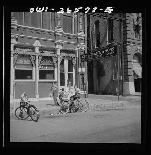 File:Galveston, Texas 1943 - Newspaper delivery boys with bicycles.tif