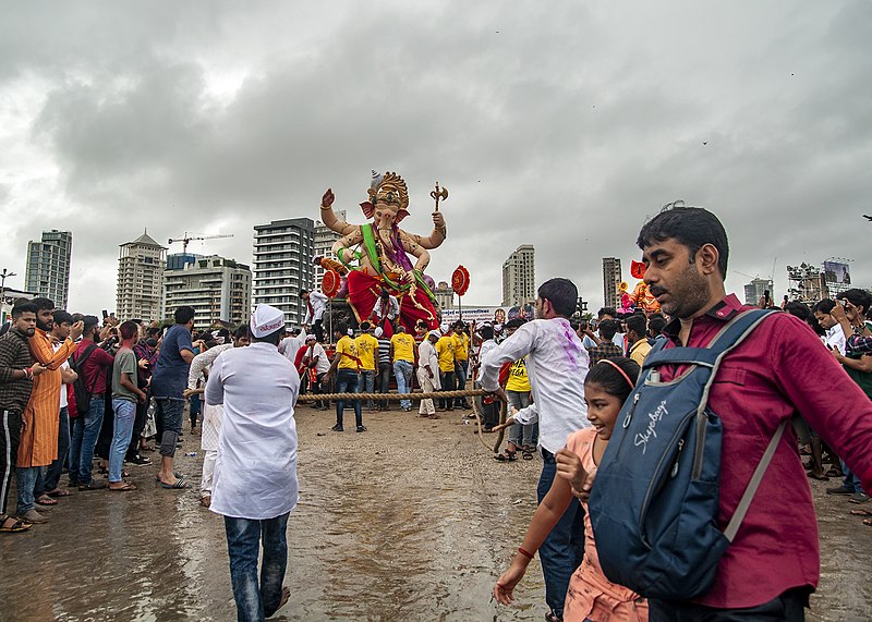 File:Ganapati Bisarjan at Mumbai.jpg