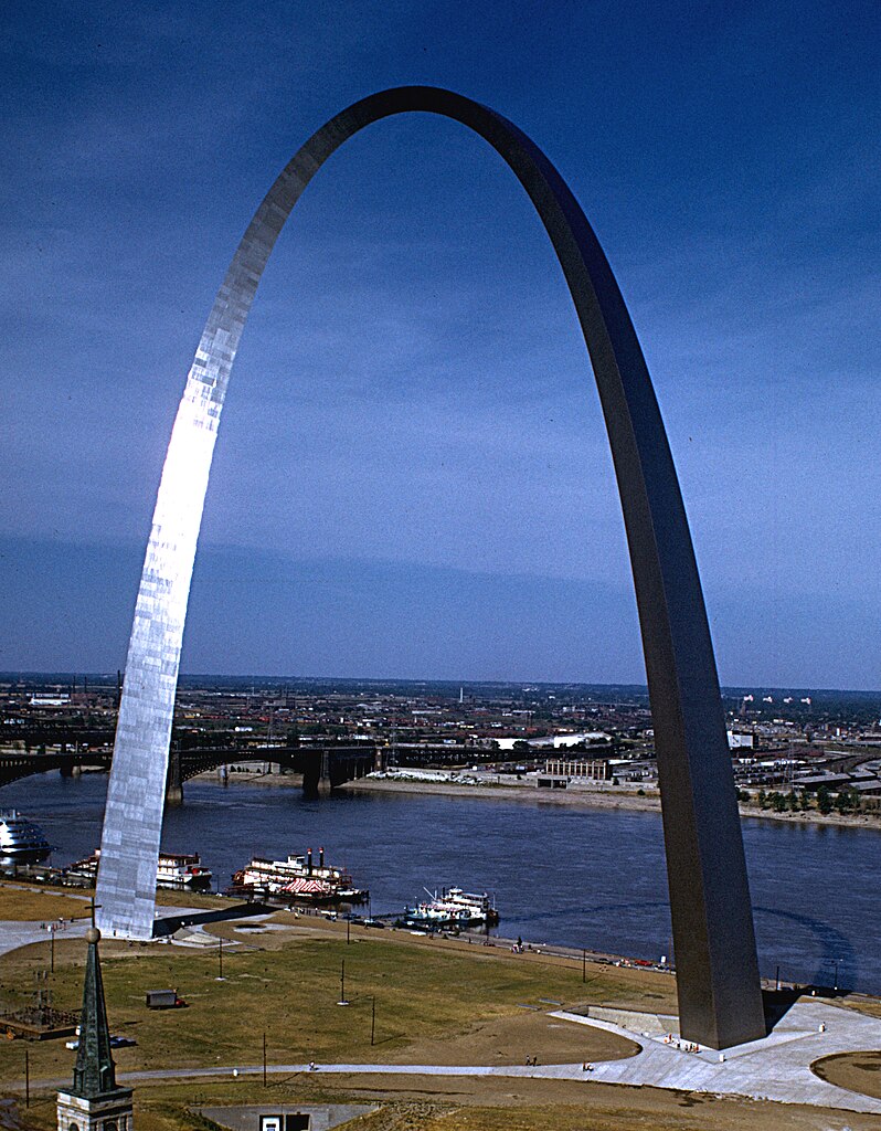 File:Gateway Arch (distant view).jpg - Wikimedia Commons