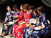 浴衣（これも和服の一種）を着た若い女性たち（2006年）