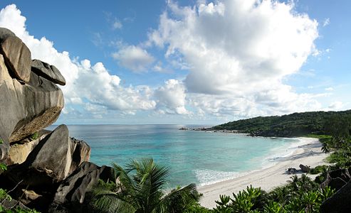 La Digue Seyşeller içerisindeki dördüncü en büyük adadır. "Grand Anse" sahili adanın yine aynı isimli olan Grand Anse bölgesi içerisinde bulunmaktadır. Ada, güzel sahilleri ve dünyada çok ender rastlanan siyah Paradise Flycatcher kuşlarıyla dikkat çekmektedir. (Üreten: Tobi 87)