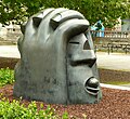 Scultura in bronzo Großer verletzter Kopf in Trammplatz ad Hannover