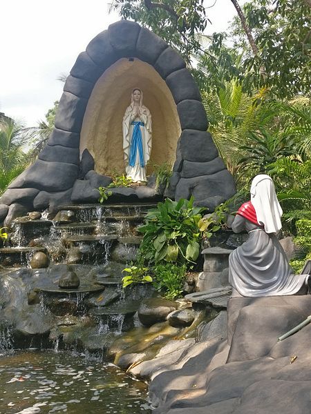 File:Grotto outside the Basilica of Bom Jesus.jpg