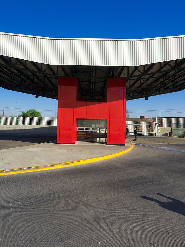 Front view of Grupo Herdez's distribution center at Mexico State.