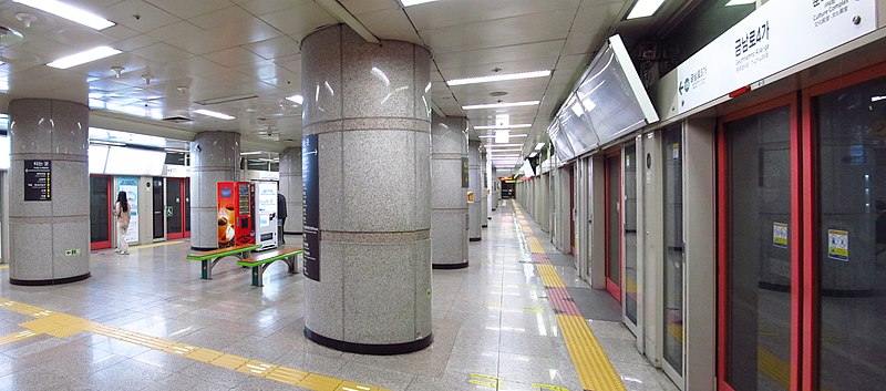File:Gwangju-metro-105-Geumnamno-4ga-station-platform-20190521-081931.jpg