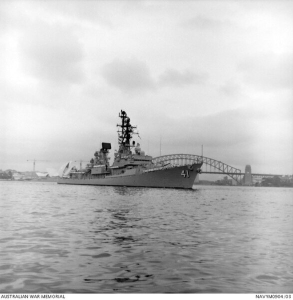 File:HMAS Brisbane departs Sydney for its second Vietnam tour.jpg