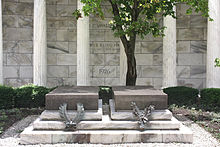 The graves of Warren and Florence Harding, in the center of Harding Tomb. Harding Tomb-2011 07 12 IMG 0884.jpg