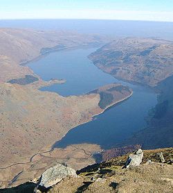 Velké jezero hluboko v údolí, na snímku z výšky