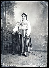 Heinrich Tiidermann. Rahvariietes neiu Tallinna lähedalt. Klaasnegatiiv, 18 x 13 cm Fotomuuseum, TLM Fn 9292:12