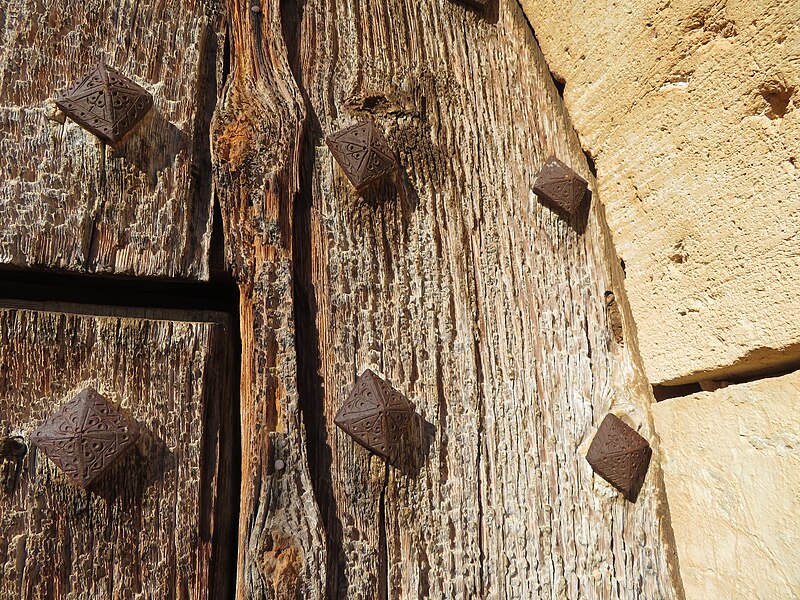 File:Herrajes, clavos, puerta de la ermita de Santa María.jpg