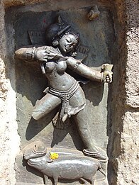 Uno de los Yoginis del Templo Chausathi Yogini en Hirapur, Odisha.  Hay una ofrenda de flores a los pies de la yoguini.