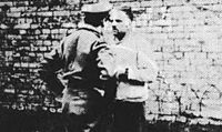 Höß sendo interrogado pelo coronel inglês Gerald Draper.