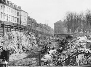 Sänkning och breddning av Hornsgatan vid Mariakyrkan, t.v. syns den blivande "puckeln"vy österut 1901.