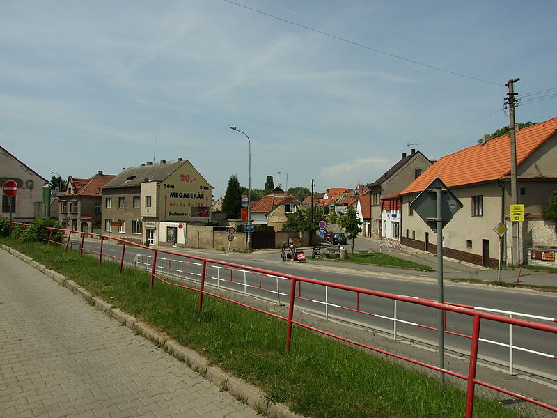 File:Hostivice, křižovatka.JPG