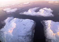 L’Astafjorden coule de gauche à droite sur cette photo.