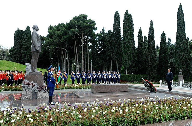 File:Ilham Aliyev visited the tomb of National Leader Heydar Aliyev, 2010 04.jpg