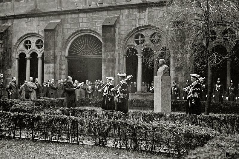 File:Inauguración del busto de Pío Baroja en el claustro del Museo San Telmo (2 de 3) - Fondo Car-Kutxa Fototeka.jpg