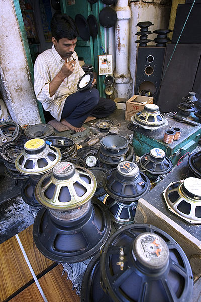 File:India - Varanasi speaker repair - 0521.jpg