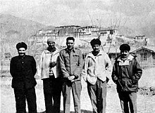 Prisioneros militares indios en el Tíbet frente al Potala.