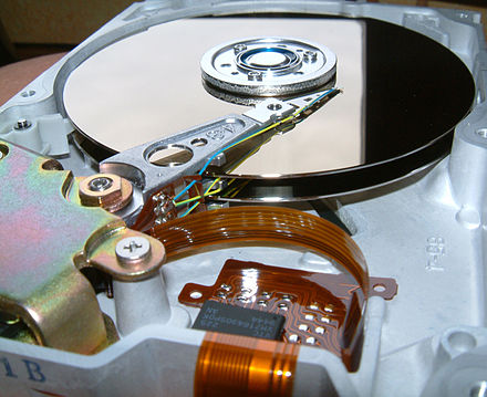 Как вытащить информацию с жесткого диска. Жесткий диск. Разобраный жёсткий диск. HDD разобранный. Жесткий диск в разборе.