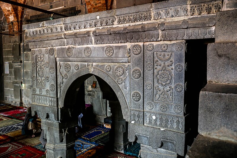 File:Inside Kusumba Mosque (03).jpg