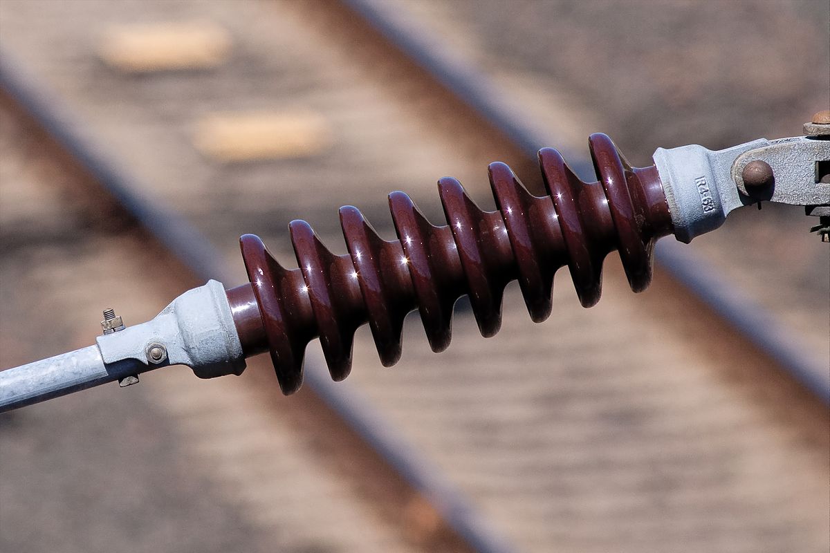 https://upload.wikimedia.org/wikipedia/commons/thumb/3/30/Insulator_railways.jpg/1200px-Insulator_railways.jpg