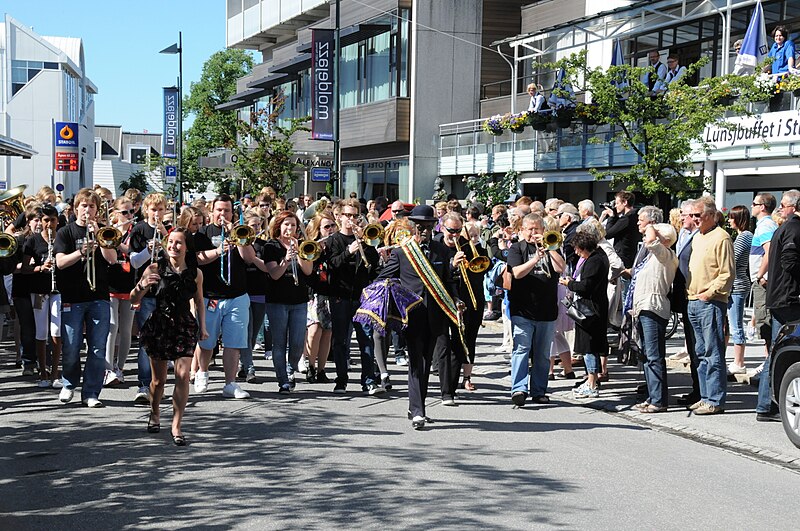 File:Jazz Street Parade, Molde.jpg