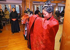 Wearing hanfu to worship ancestors.