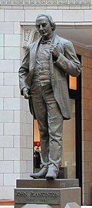 Статуя Джона Планкинтона в круглом атриуме close-up.jpg
