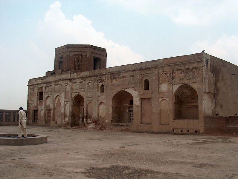 File:July 9 2005 - The Lahore Fort-Courtyard adjacent to the Shish Mahal.jpg