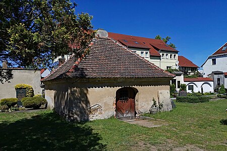 Grufthaus König aus dem 17. Jh., heute Geräteschuppen