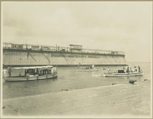 Surabaya Dock of 14,000 tons in Surabaya c. 1924 KITLV A19 - Drie politevaartuigen met op de achtergrond het dok van de Droogdok-Maatschappij Soerabaja, KITLV 10913.tiff