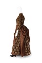 Klänning i brun silkessammet med turnyr, 1880-tal.