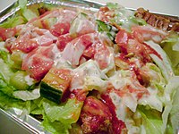 Detailopname van kapsalon met salade
