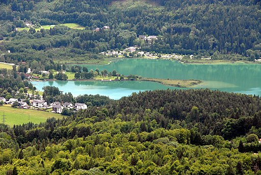 Blick vom Pyramidenkogel auf den Keutschacher See Strandbad Osthaelfte